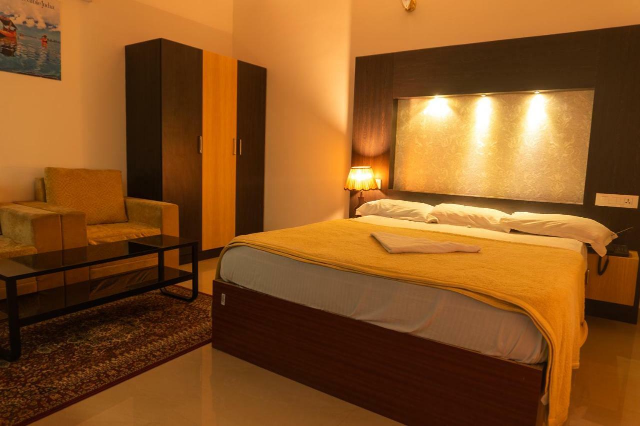 Aramana Holiday Inn Alappuzha Exterior photo