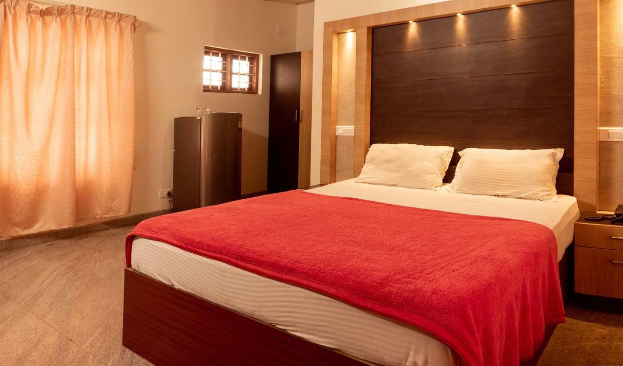 Aramana Holiday Inn Alappuzha Exterior photo